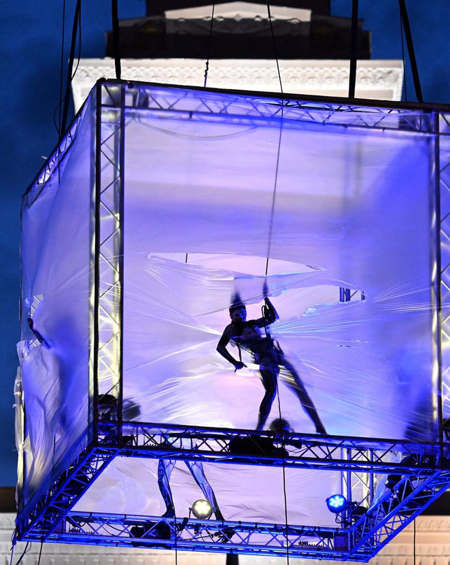 Гигантский куб подняли к рабочему и колхознице: на ВДНХ проходит Международный фестиваль искусств "Вдохновение"