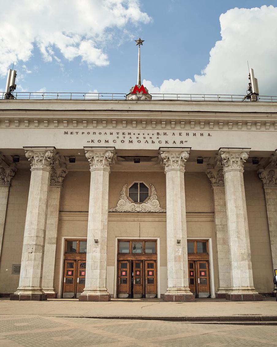 Стала известна дата завершения реставрации фасада станции метро "Комсомольская"