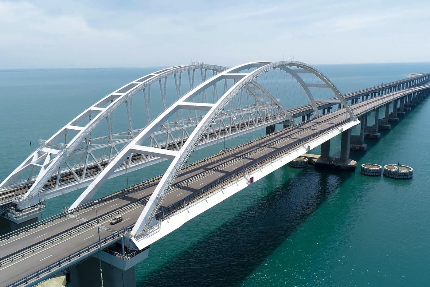 По обеим сторонам Крымского моста снова образовались гигантские пробки