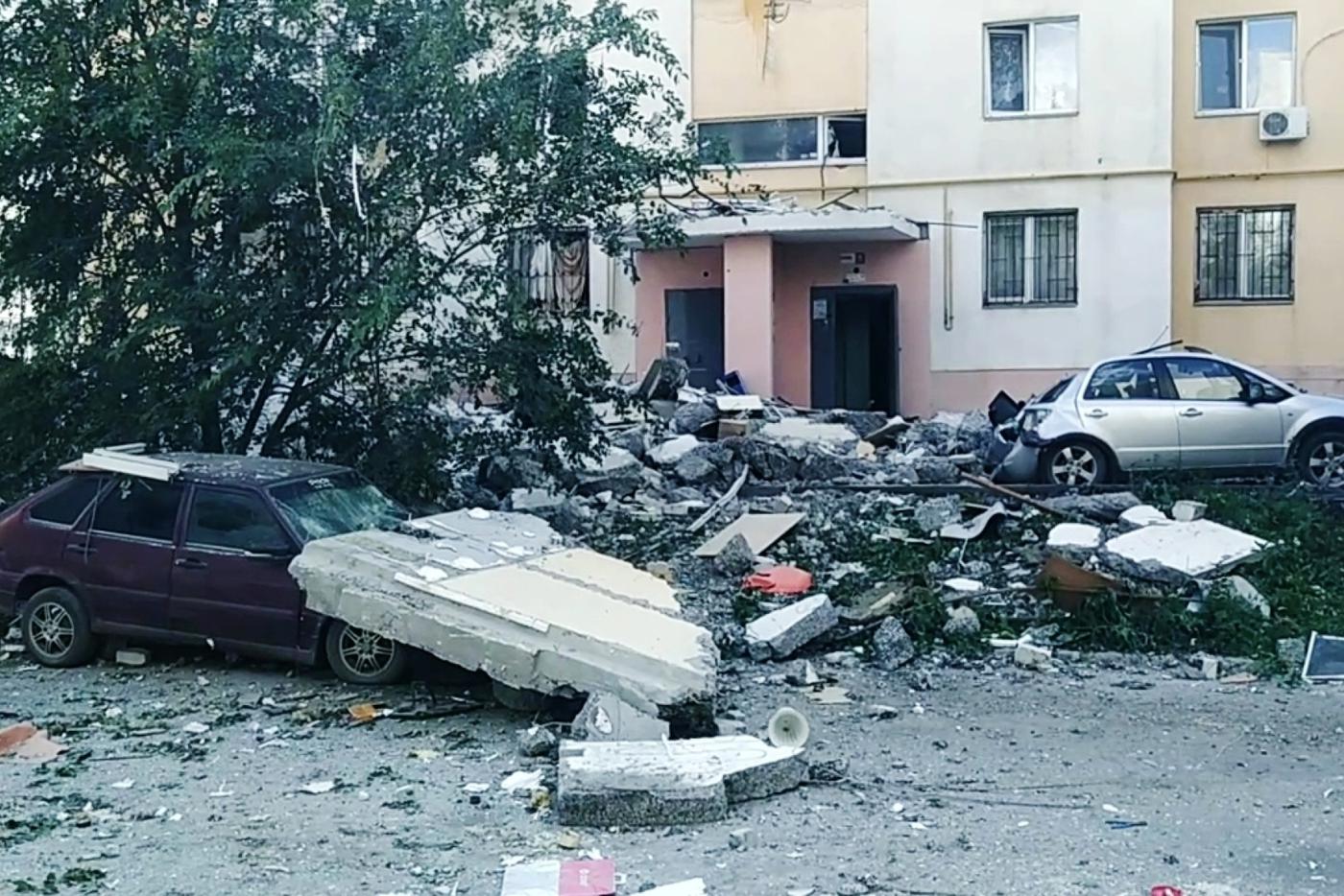 Под завалами дома в Саратове после взрыва газа могут находиться люди