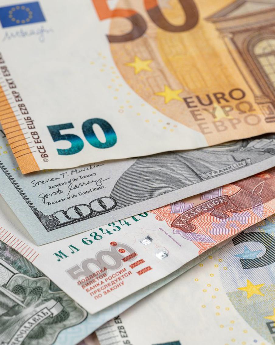 Пенсионерка из Москвы отдала мошенникам 200 тысяч долларов, 20 тысяч евро и пять килограмм золота