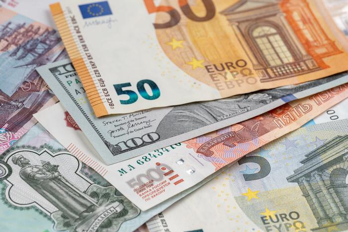 Пенсионерка из Москвы отдала мошенникам 200 тысяч долларов, 20 тысяч евро и пять килограмм золота