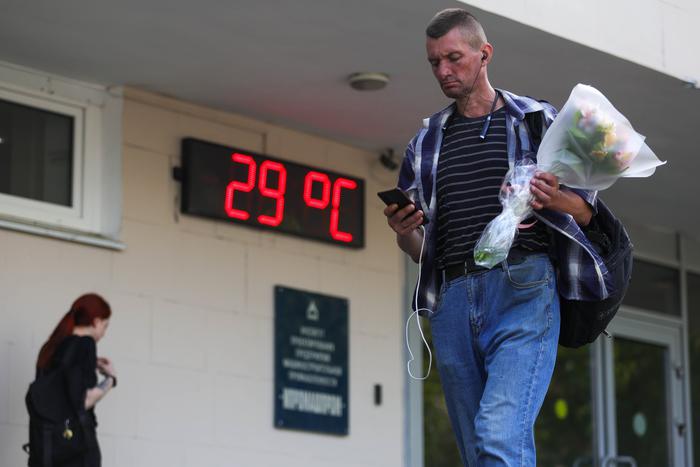 Синоптики пообещали москвичам и гостям города безоблачное небо и жаркую погоду в последние выходные июля