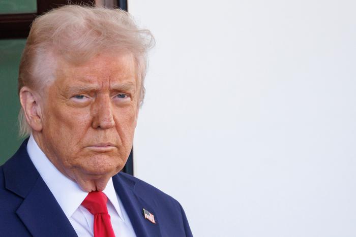 В США потребовали опубликовать возможные доказательства дружбы Трампа и скончавшегося бизнесмена Эпштейна