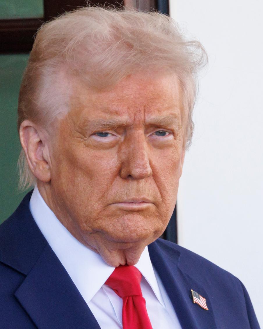 В США потребовали опубликовать возможные доказательства дружбы Трампа и скончавшегося бизнесмена Эпштейна