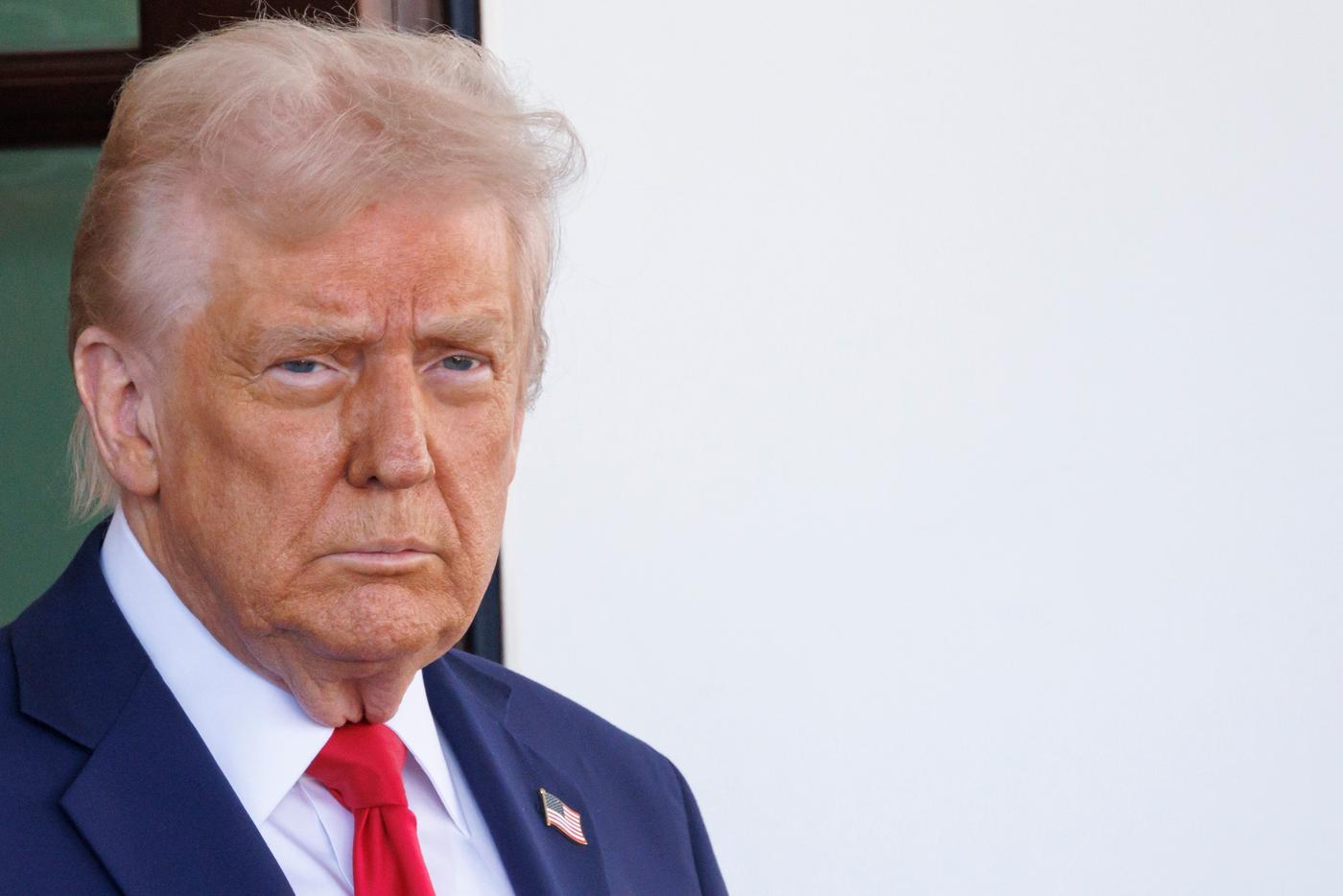 Демократы в США призвали представить доказательства дружбы Трампа и Эпштейна