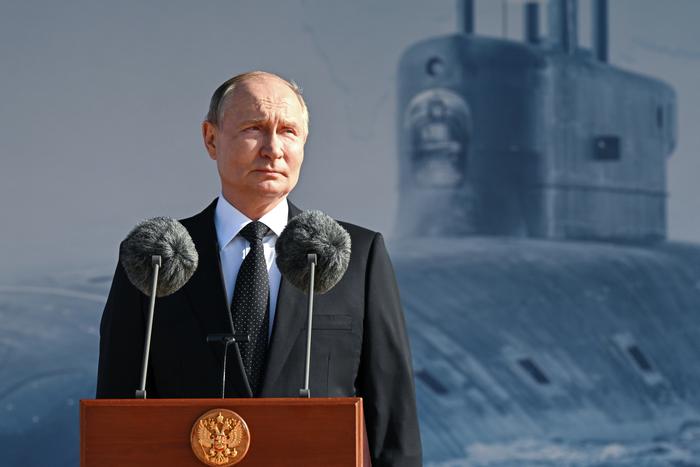 Президент Владимир Путин приехал в Санкт-Петербург для участия в праздновании Дня Военно-морского флота