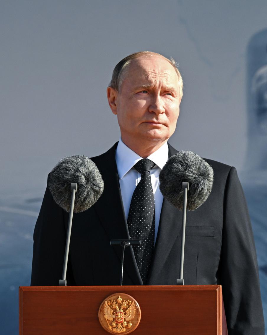 Президент Владимир Путин приехал в Санкт-Петербург для участия в праздновании Дня Военно-морского флота