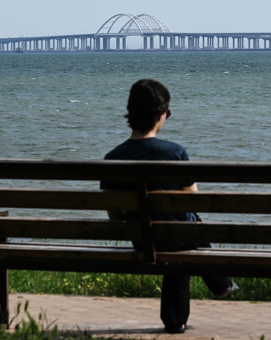 В пробке перед пунктами досмотра на Крымском мосту ожидают своей очереди более 650 машин