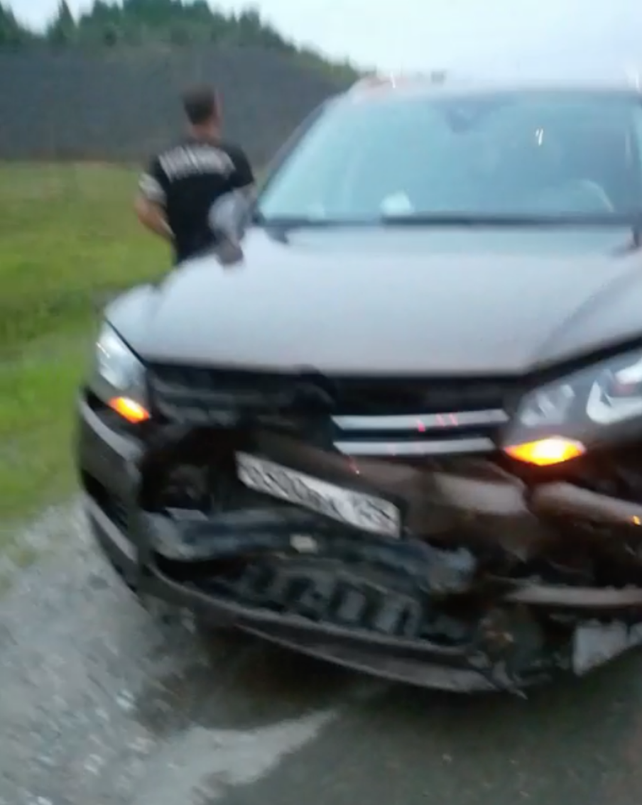 Пострадавший от удара автомобиль.
