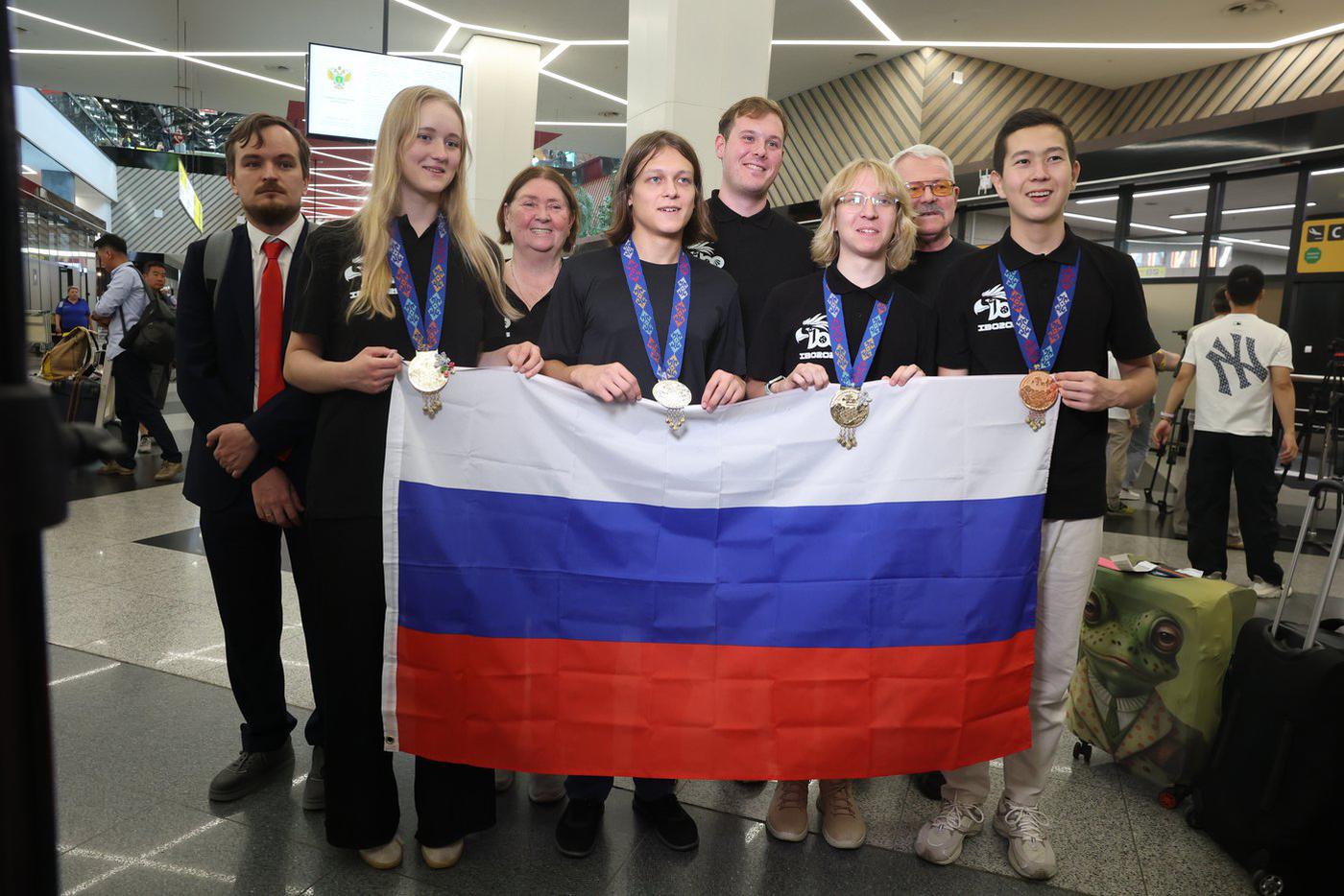 Выпускники московских школ победили на Международной олимпиаде по биологии на Филиппинах
