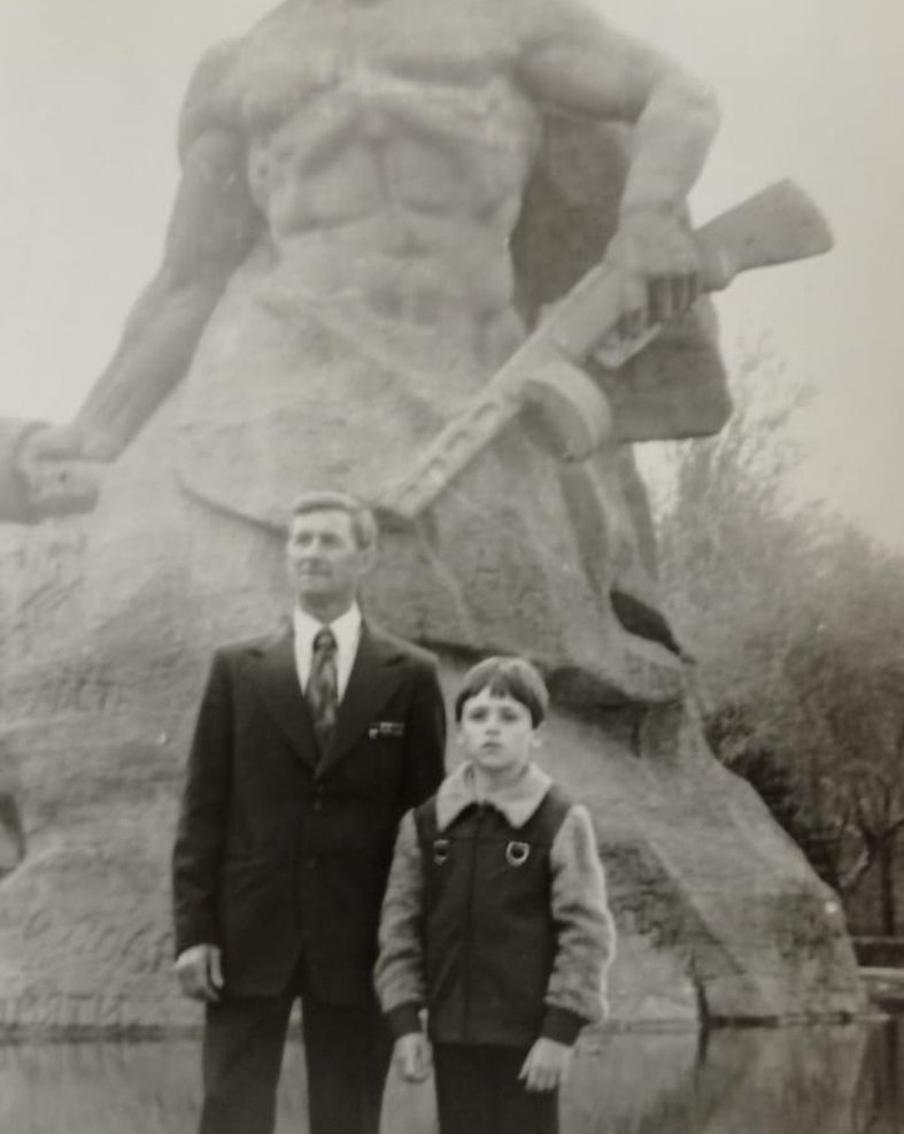 Константин Иванович с внуком Алексеем в Волгограде 9 мая 1983 года.
