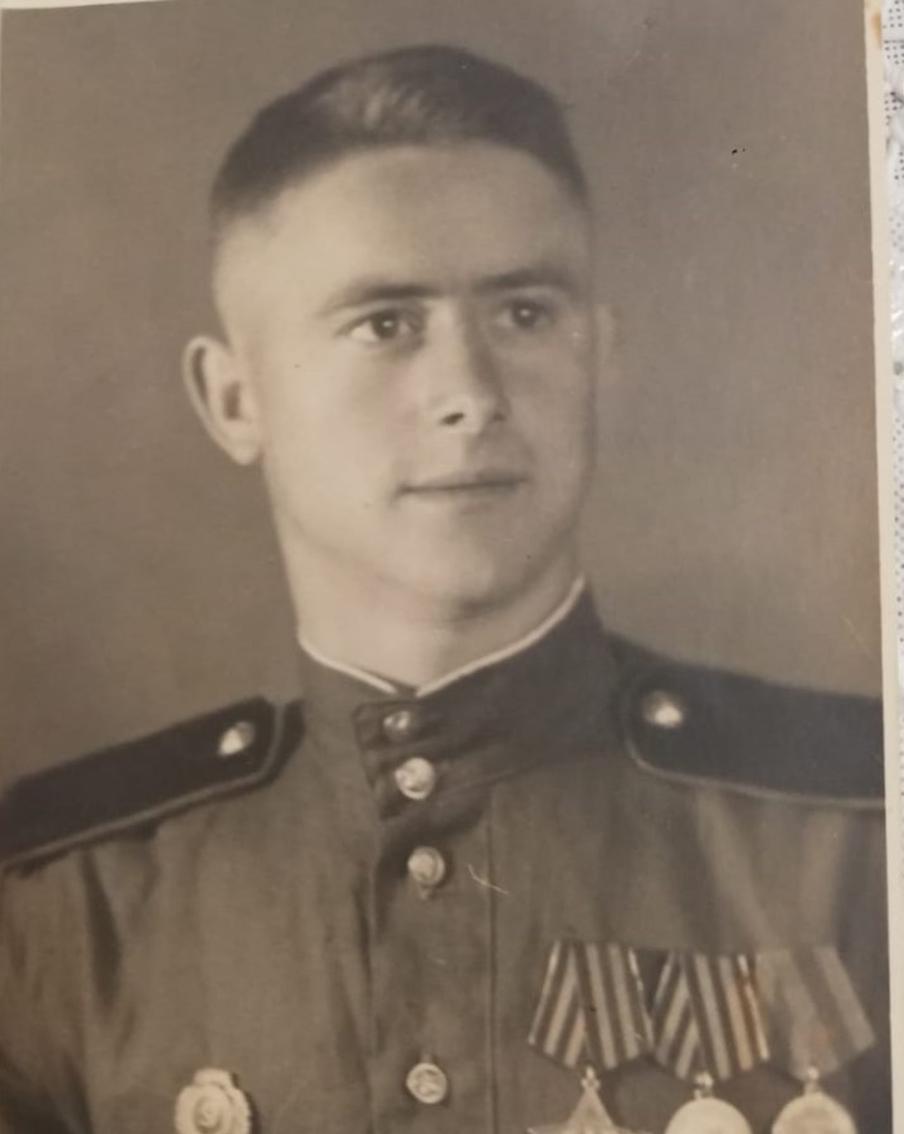 Он трижды прорывался через огневое кольцо врага, числился пропавшим без вести, но был жив