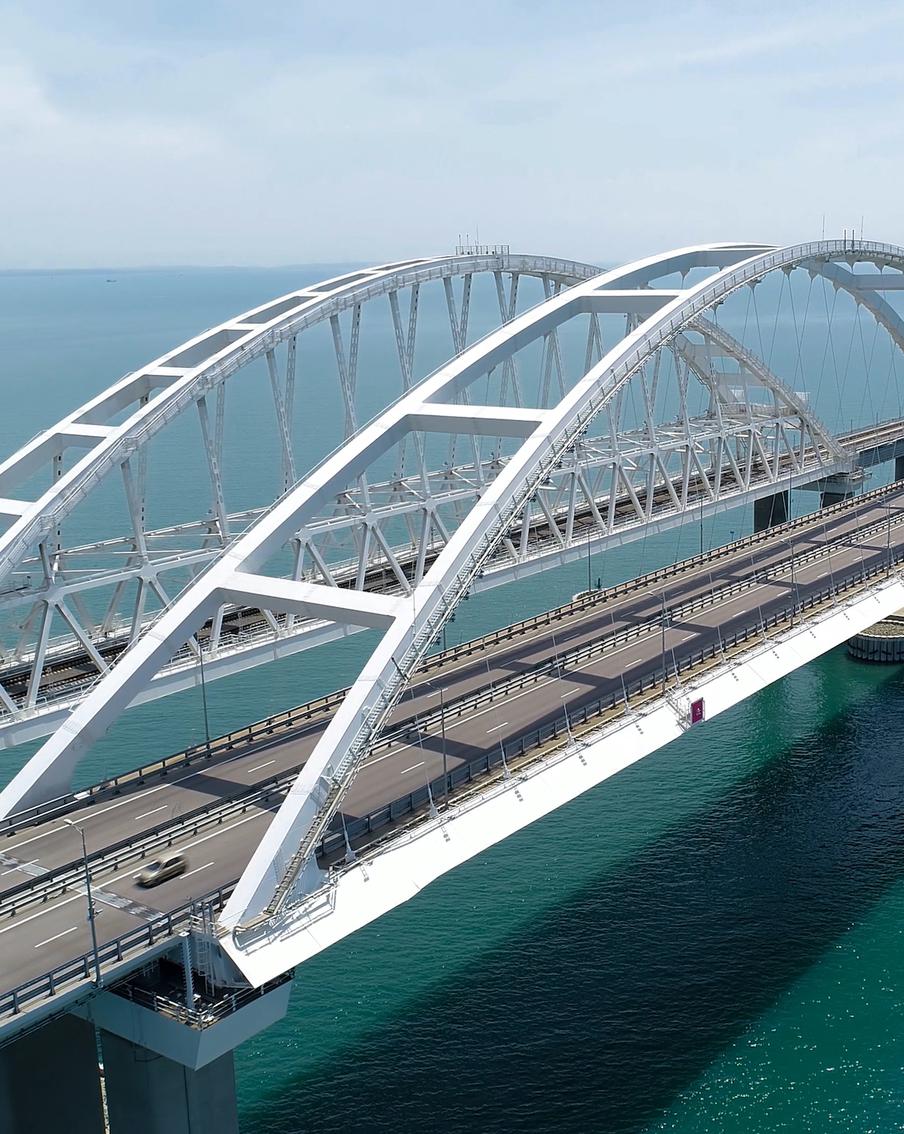 По обеим сторонам Крымского моста снова образовались гигантские пробки