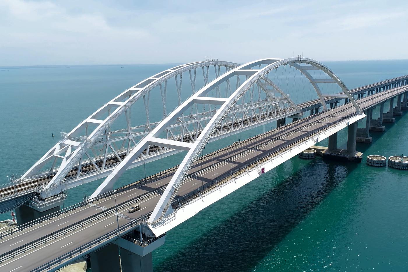 По обеим сторонам Крымского моста снова возникли пробки из автомобилистов