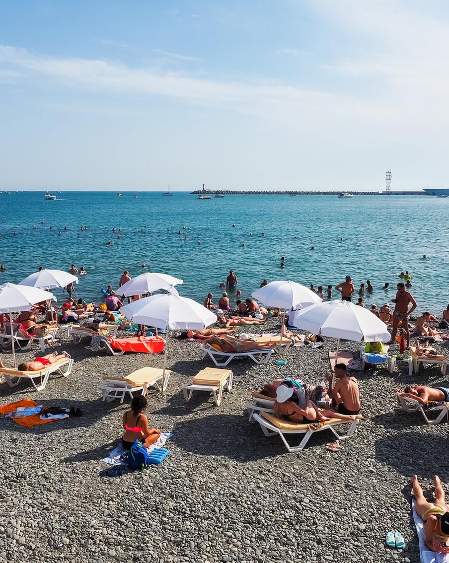 В Сочи начали взимать плату за тень на пляже
