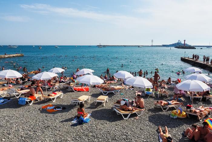 В Сочи начали взимать плату за тень на пляже