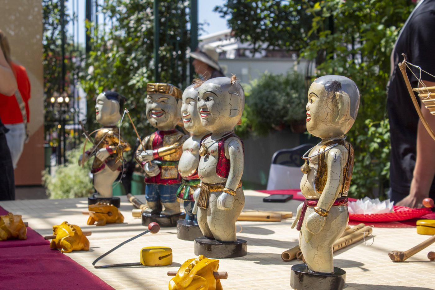 Деревянные фигурки для кукольного театра, покрашенные лаком.