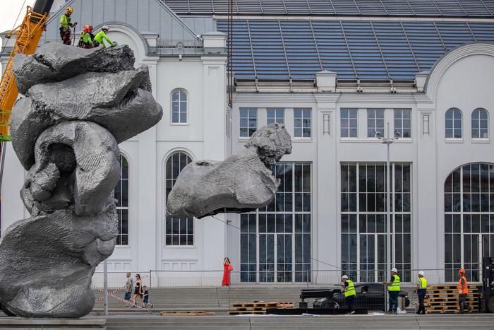 "Москва потеряла необычную изюминку": "Большую Глину" у Дома культуры "ГЭС-2" демонтируют