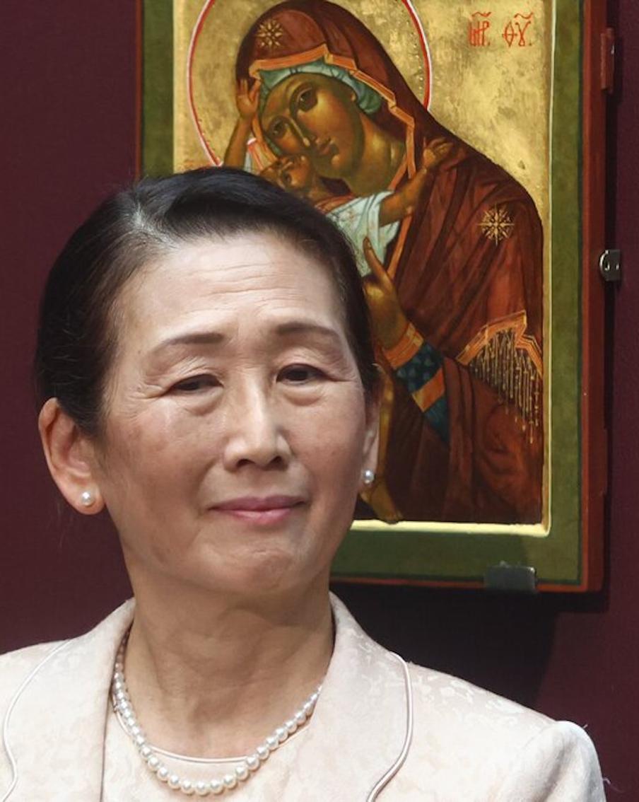 Японская художница ищет путь к счастью, вот уже четверть века рисуя русские иконы