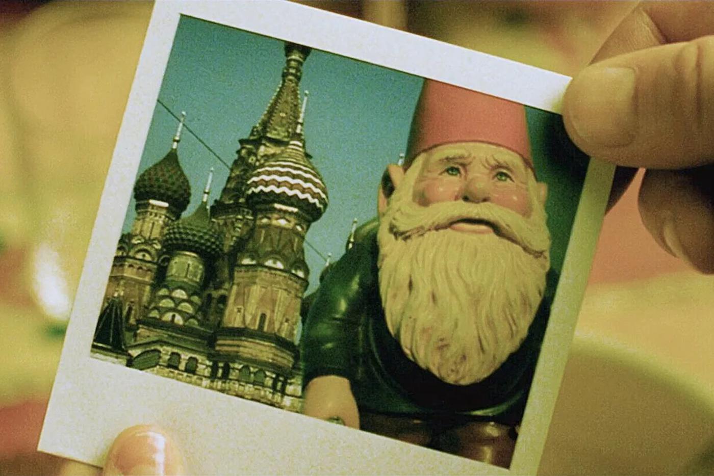 Гном из сада отца Амели успел сфотографироваться и в Москве.