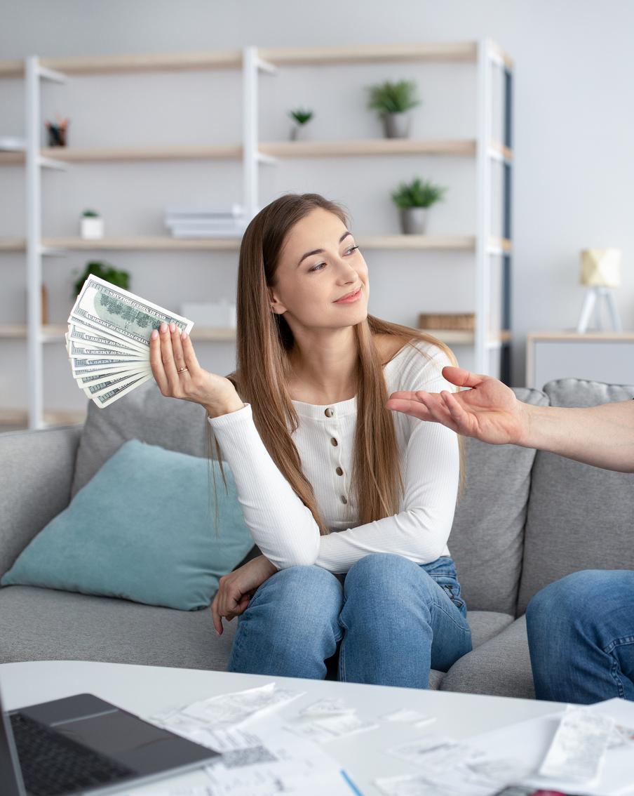 Психолог рассказывает, как сохранить отношения, если доход женщины становится выше, чем у мужчины