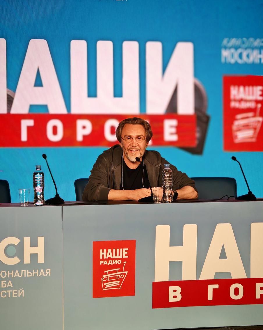 До сцены, кстати, Шнур добежал быстрее