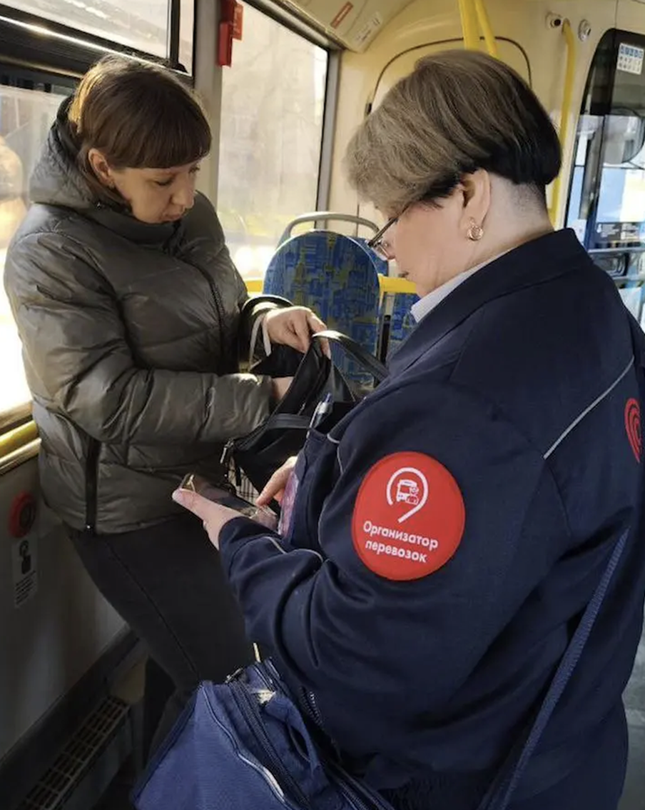 Более 45 тысяч проездных билетов ежедневно проверяют контролёры в городском транспорте