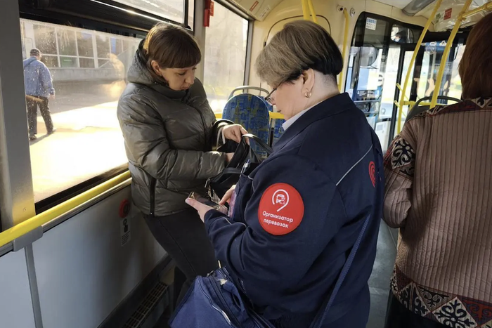 Более 45 тысяч проездных билетов ежедневно проверяют контролёры в городском транспорте