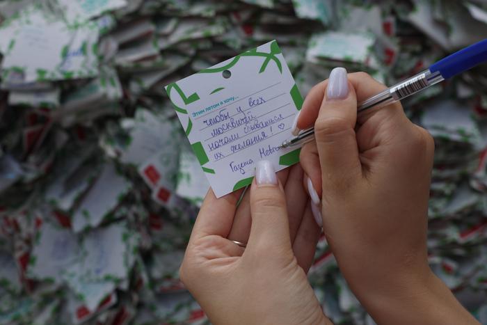 Москвичи мечтают продать дачу и найти любовь: на Болотной площади можно подсмотреть чужие желания и загадать свои