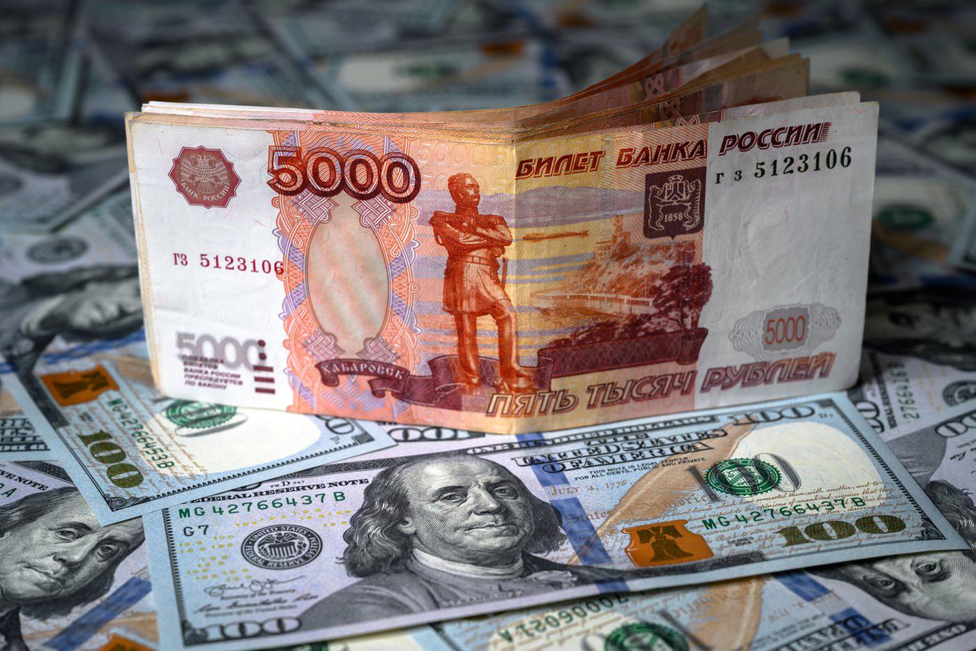 Эксперт рассказал, кто уронил рубль и будет ли его падение долгим из-за санкций