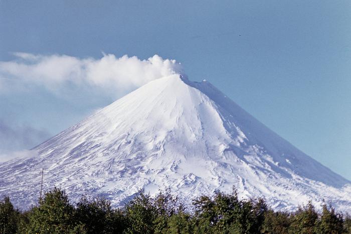 Вулкан Ключевской начал извергаться после подземных толчков на Камчатке