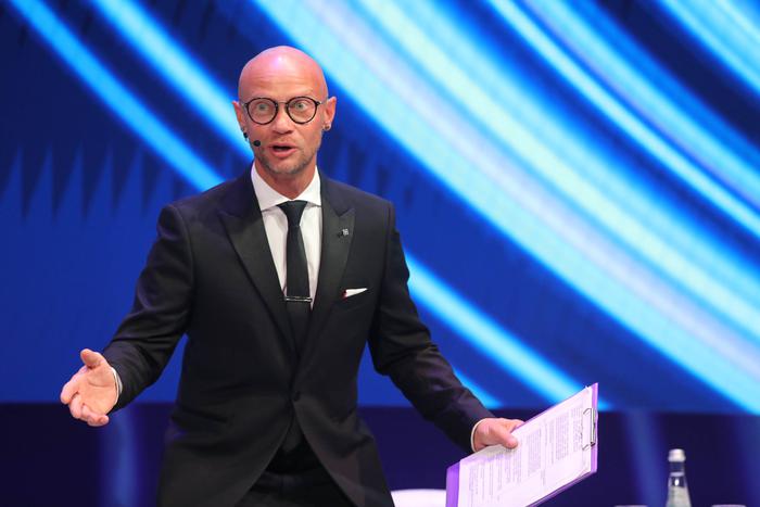 "Проведи меня к креслу": Дмитрия Хрусталёва сняли с авиарейса из-за дебоша