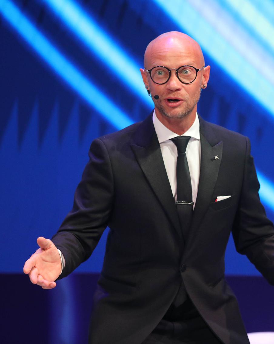 "Проведи меня к креслу": Дмитрия Хрусталёва сняли с авиарейса из-за дебоша