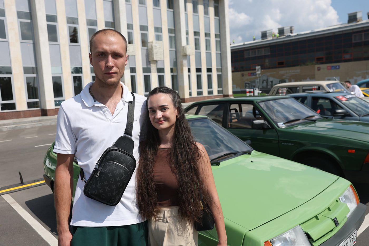 Киралина с мужем влюбились в машину с первого взгляда.