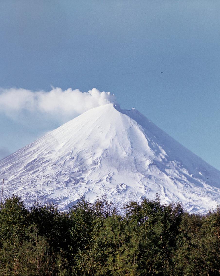 На Ключевском вулкане произошёл мощный выброс пепла