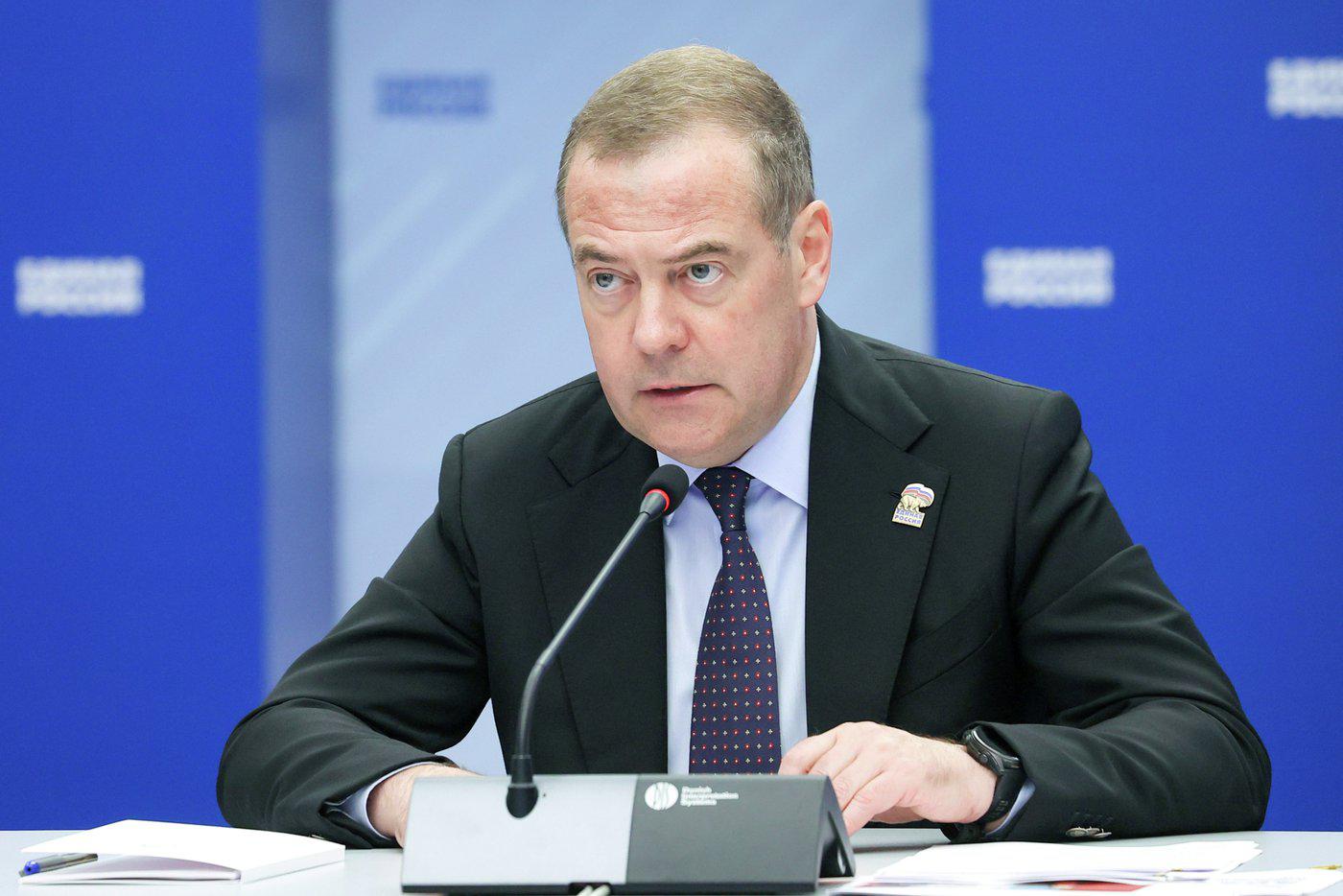 Медведев ответил Трампу шуткой про "ходячих мертвецов"