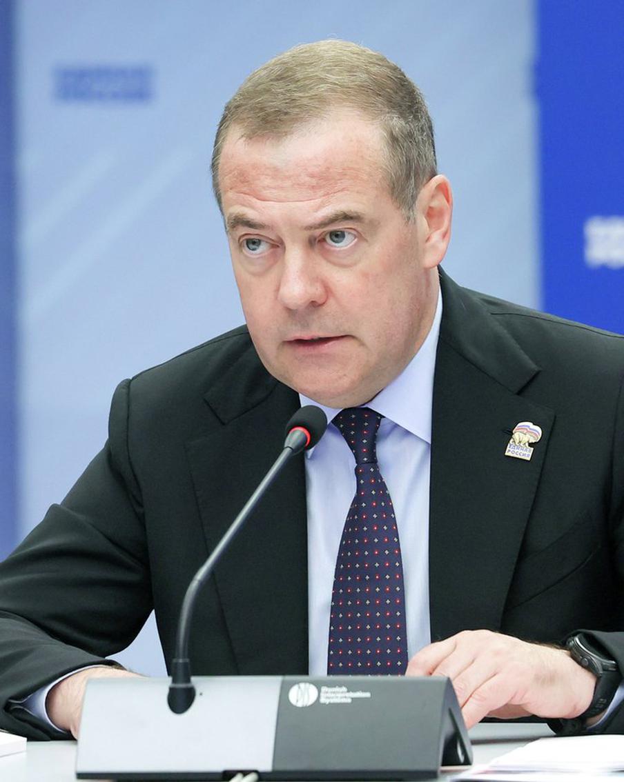 Медведев ответил Трампу на слова о "мёртвой экономике" России