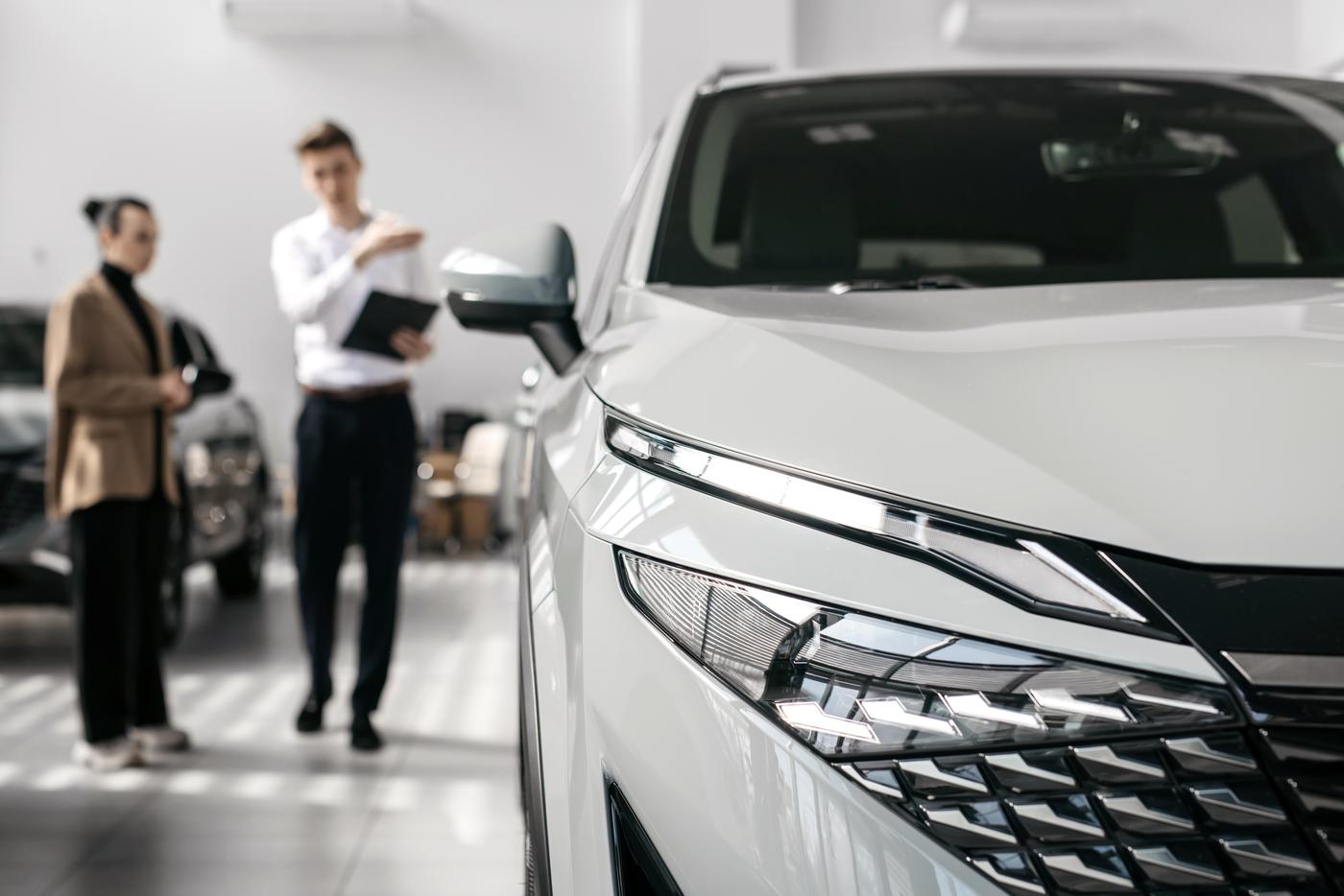 Российские автодилеры массово закрывают салоны из-за падения спроса