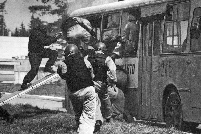 Чтобы не шуметь, альфовцы ходили по школе в носках: первый командир группы "А" КГБ Геннадий Зайцев вспомнил самые опасные задания