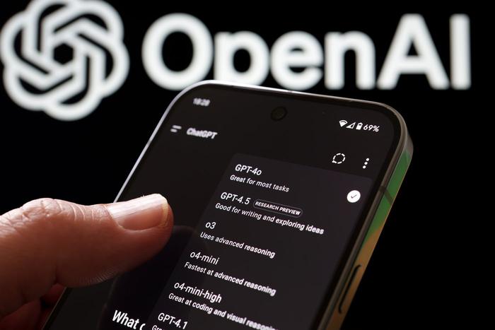 Пользователи ChatGPT случайно слили коды и откровения в Google