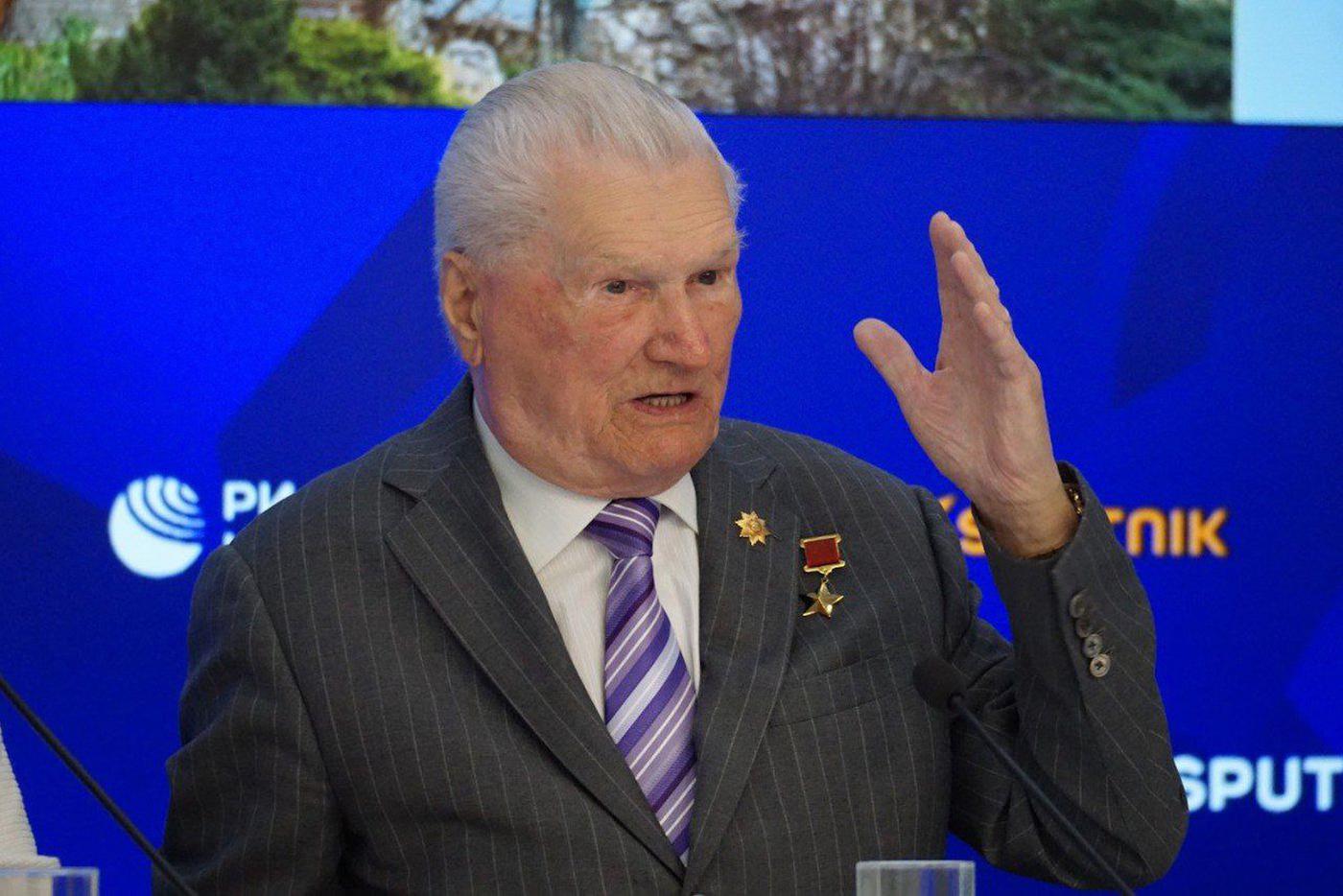 У 90-летнего генерала Геннадия Зайцева до сих пор прекрасная военная выправка и память на даты и детали.