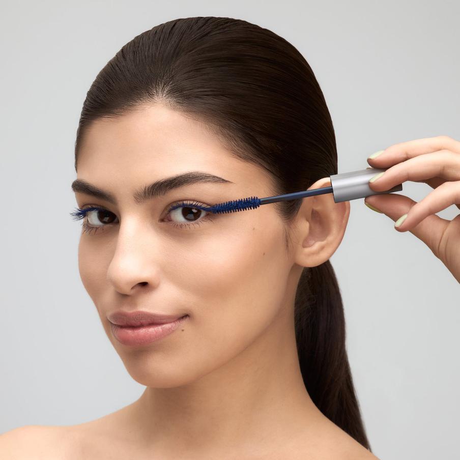 Featherlash Mascara – тушь для создания выразительного объёма и эффекта пушистых, удлинённых и подкрученных ресниц, которые выглядят естественно и без утяжеления.
