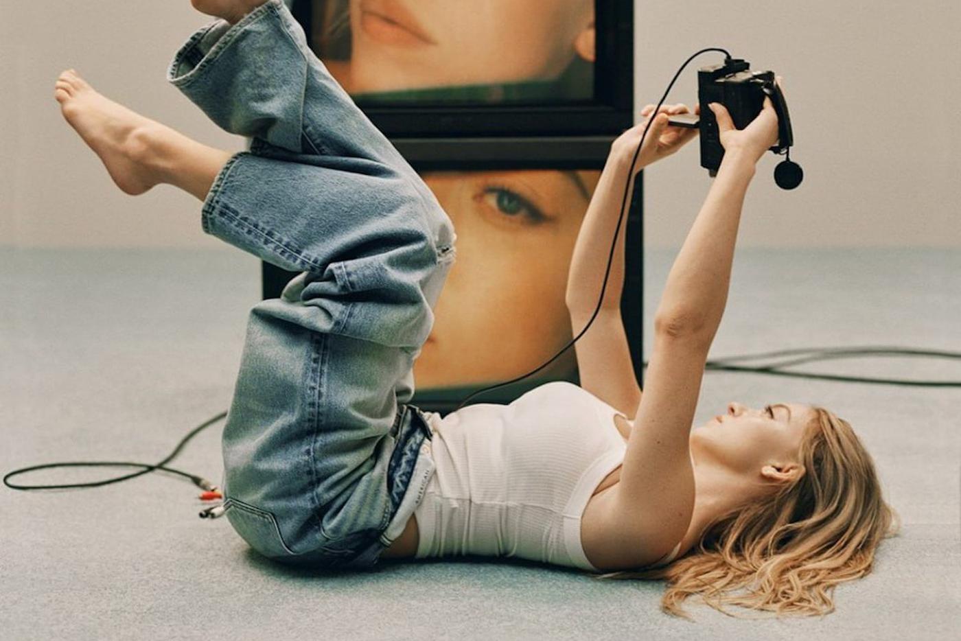 Кампания American Eagle с Сидни Суини вызвала критику из-за намека на евгенику: что происходило в мире моды и красоты на этой неделе