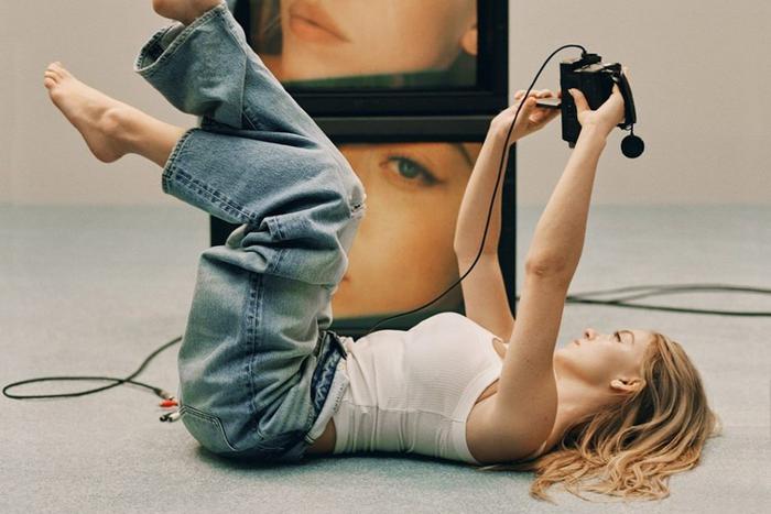 Кампания American Eagle с Сидни Суини вызвала критику из-за намека на евгенику: что происходило в мире моды и красоты на этой неделе