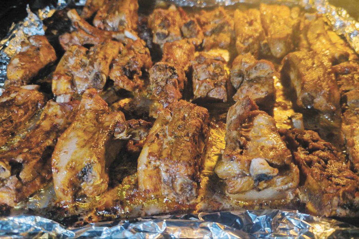 Рёбрышки получатся сочнее, если выбирать мясо с прослойками сала.