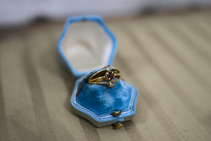 За помощь с "Анной Карениной" и потому что хотел извиниться – единственное кольцо Толстого жене