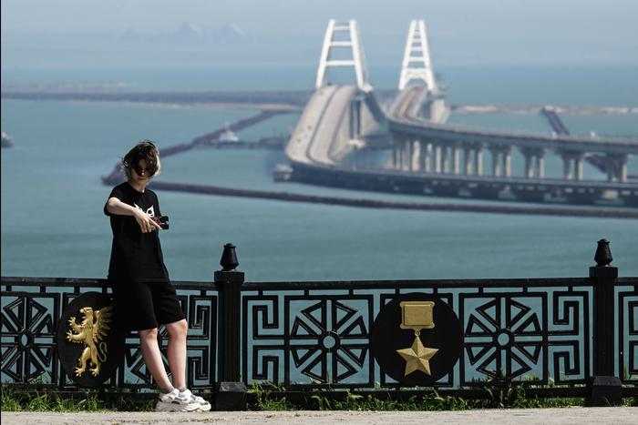 В пробке перед пунктами досмотра на Крымском мосту своей очереди ожидают более 2,7 тысячи автомобилей