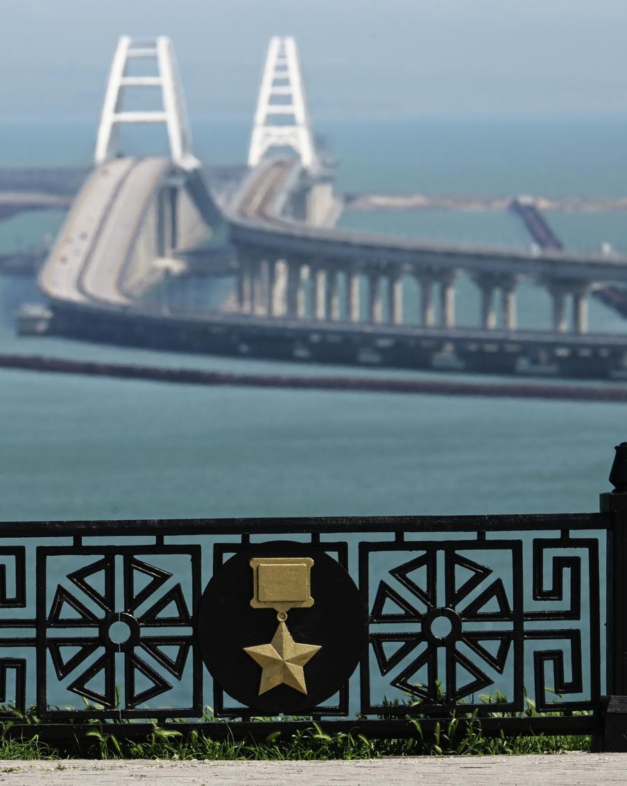 В пробке перед пунктами досмотра на Крымском мосту своей очереди ожидают более 2,7 тысячи автомобилей