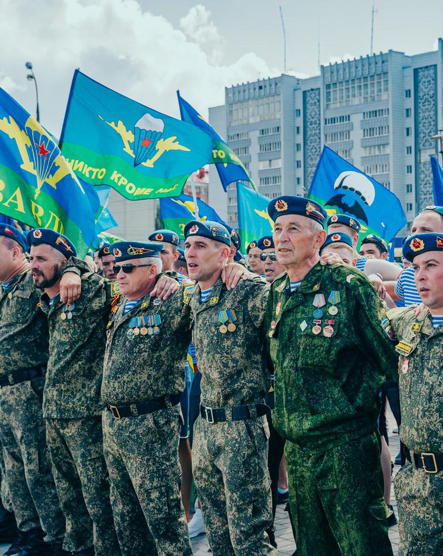 Путин поздравил десантников с Днём ВДВ